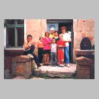 071-1075 Hinten rechts Frau Irmgard Assmann, links Frau Christa Wiethoelter mit den Kindern der heutigen Bewohner des Anwesens Julius Lilienthal .jpg